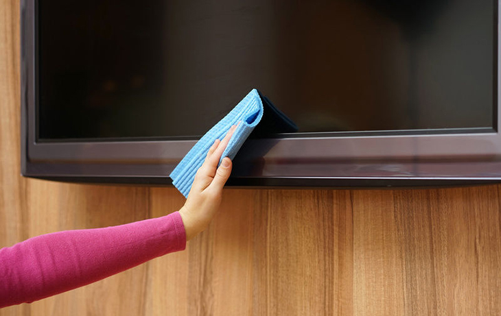 Những điều nên làm khi lau màn hình Tivi